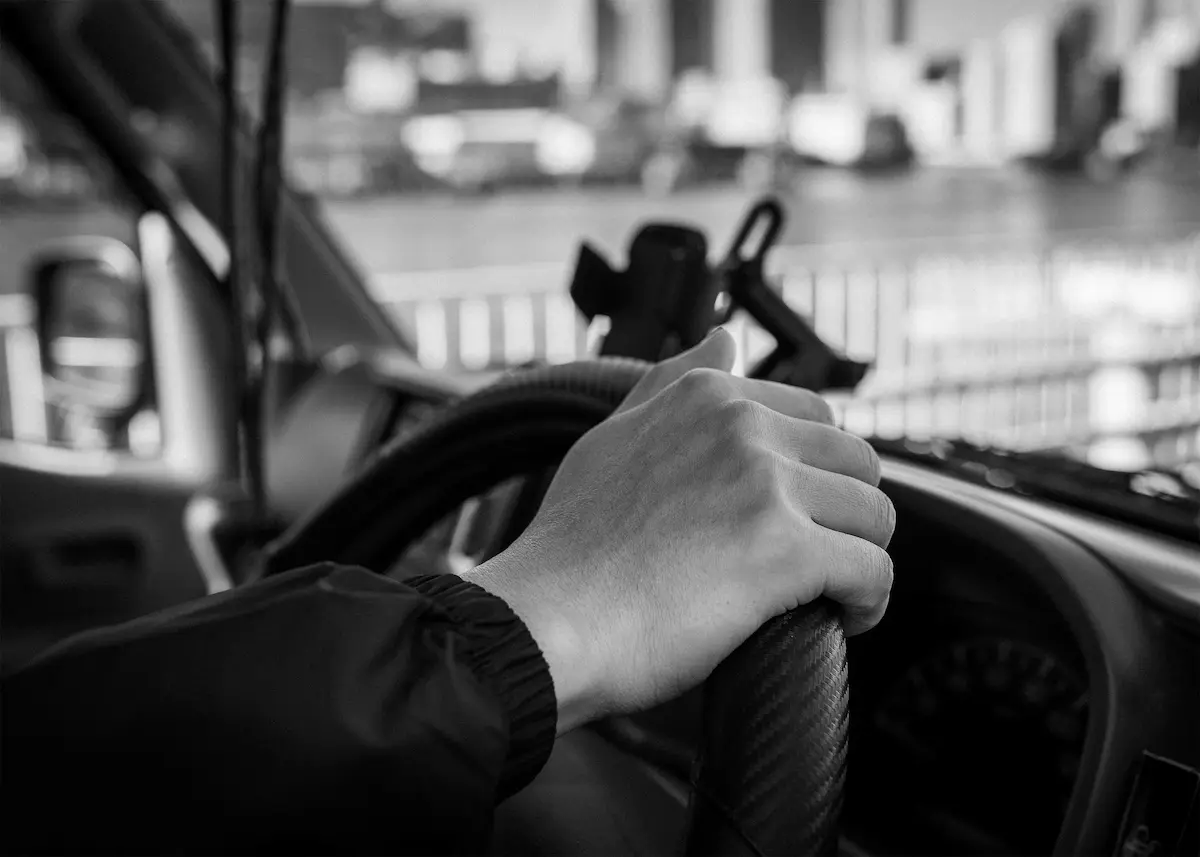 ハンドルを握っている